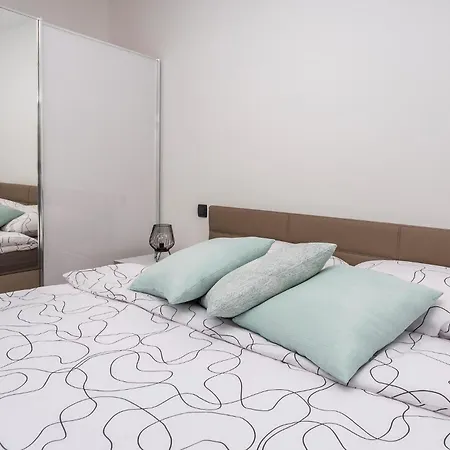 1 Bedroom Cozy In Appartamento Novi Vinodolski